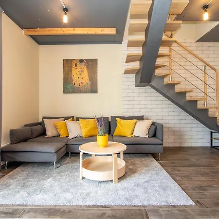 Homemaker Apartment, By Cohost *