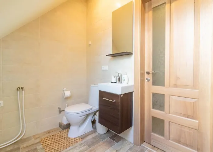 Homemaker Apartment, By Cohost *