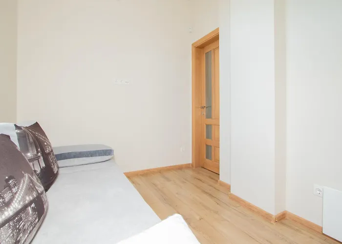 Homemaker Apartment, By Cohost *