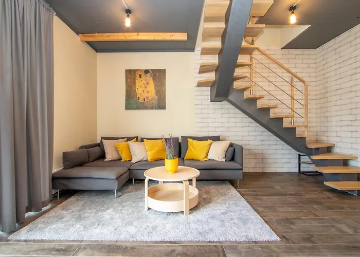 Homemaker Apartment, By Cohost *